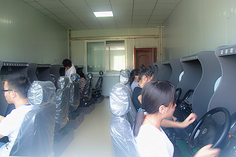 岳池万通驾校模拟教室2，学校有近1400平方米综合办公大楼，设有计算机教室、多媒体理论教室、模拟教学室、教学教具室、员工和学员宿舍（冬有暖气，夏有空调）、食堂、超市等适用于学员学习、生活的各种配套设施。.jpg