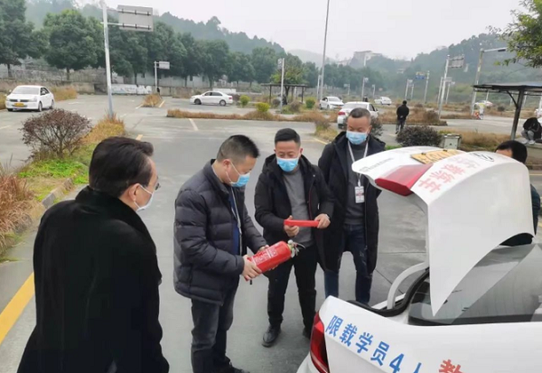 万通驾校全体教职员工向全县人民拜年啦！